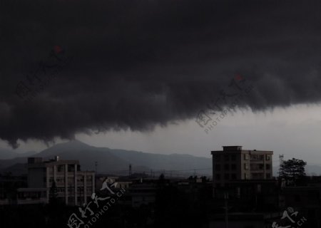 极端天气乌天黑地图片