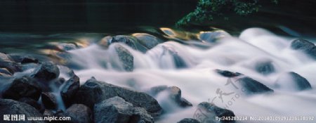 流动的小溪图片