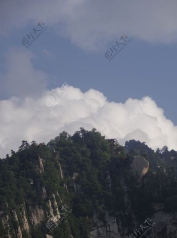 山峰和云团图片