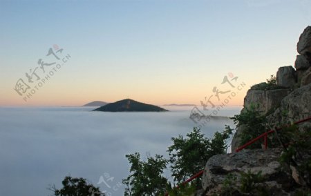 喇嘛山主峰云海图片