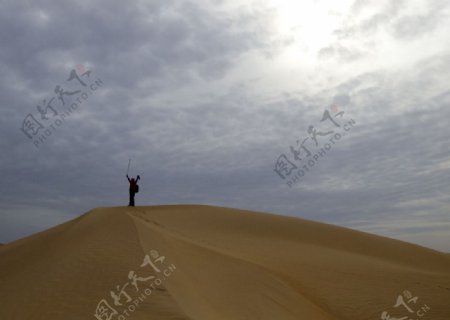 沙漠中远行的人图片