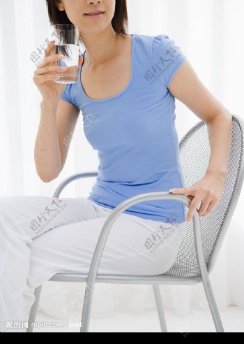 女性手握茶杯图片