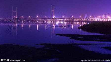 江边大桥美丽夜景图片