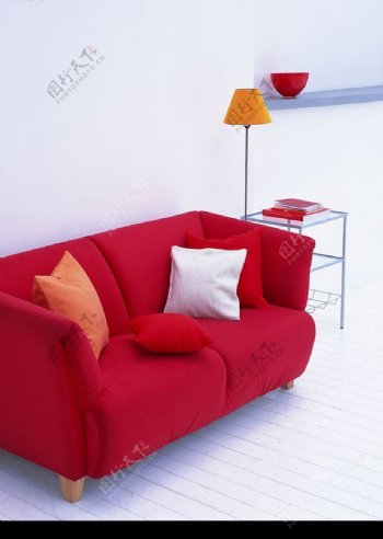 居家红色椅子温馨图片