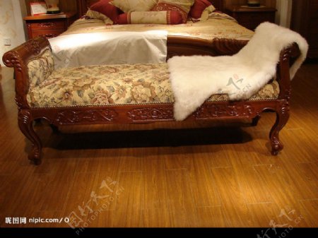 经典欧式家具床前凳与羊毛毯图片