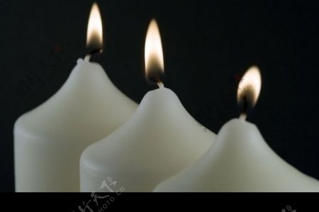 点燃的白蜡烛图片