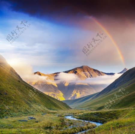 山涧彩虹图片