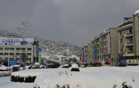 磐安汽车西站前大转盘雪景图片