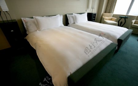 宾馆的单人床图片