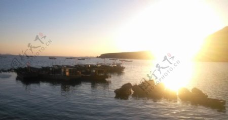 夕阳渔船图片