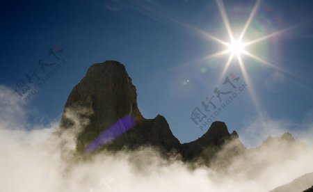 山峰太阳图片