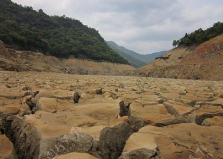 清凉山干涸河床图片