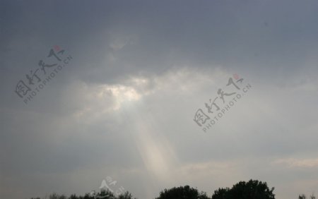 乌云中的阳光1图片