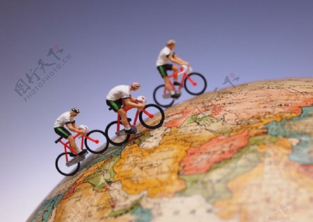 地球仪上的玩具骑自行车小人图片