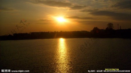 夕阳映湖面图片