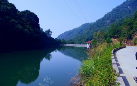 雁南飞桥溪路途风景图片