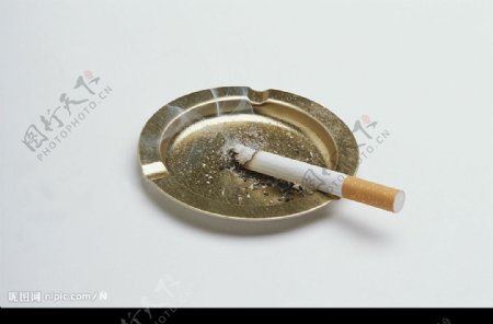 点燃的香烟与烟灰缸图片
