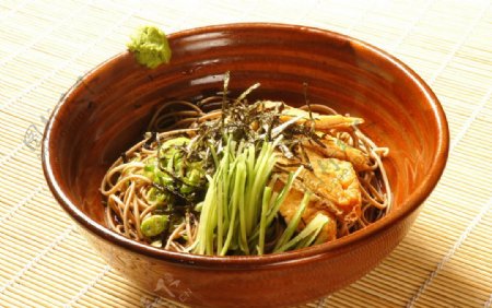日式日本料理冷豆腐皮荞麦面图片
