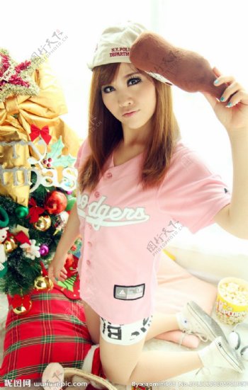 美女歌手艾绮恩圣诞写真图片