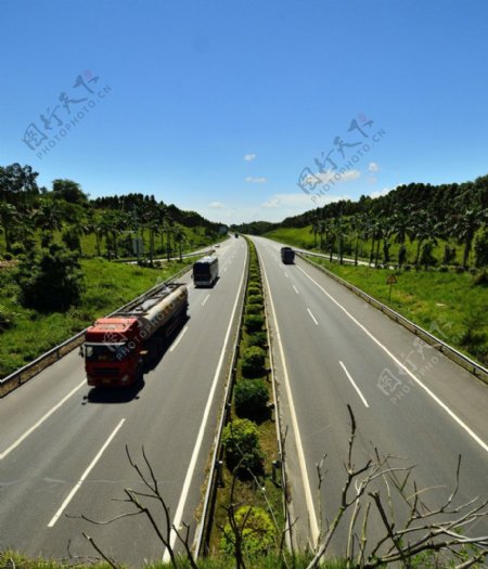 蓝天白云下的高速公路图片