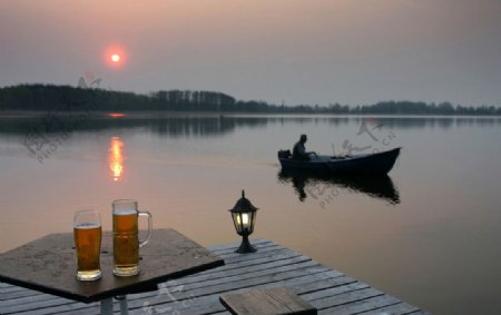 夕阳河边啤酒图片
