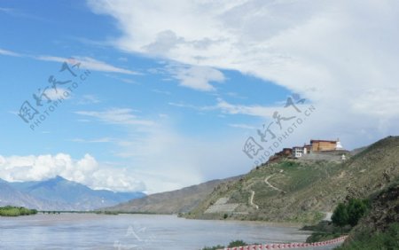 西藏路上山水风景图片
