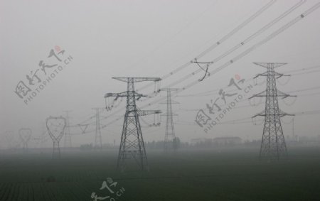雾霾中的电线杆图片