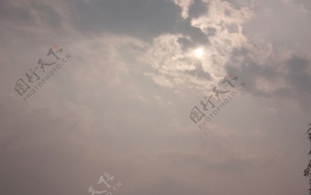 乌云太阳图片