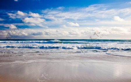 蓝天大海沙滩图片