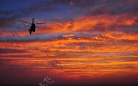 夕阳直升机图片