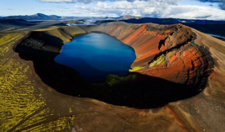 火山口湖泊图片