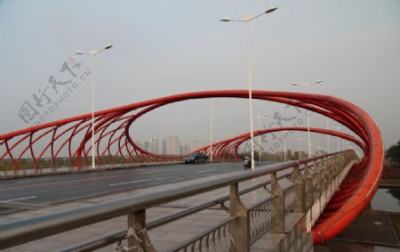 红色的桥图片