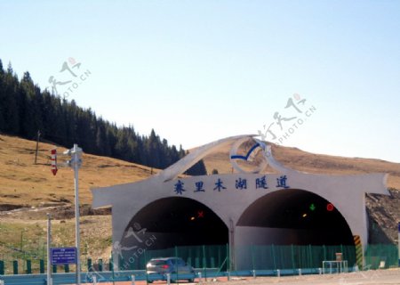 赛里木湖隧道图片