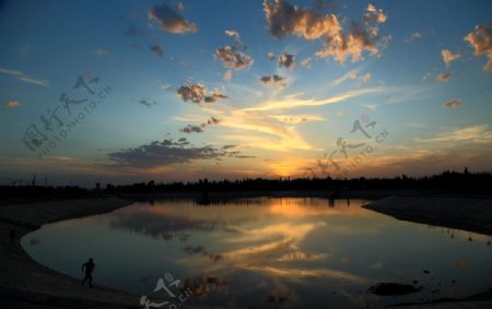新疆湖边风光图片