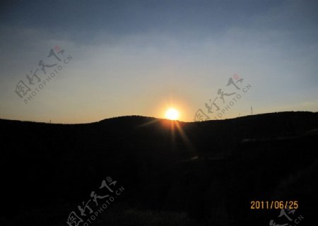 夕阳山剪影黄昏图片