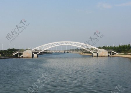 白色拱形小桥图片