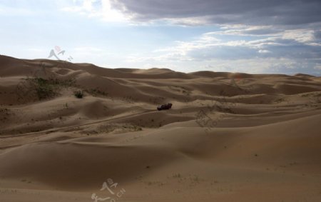 乌云下的沙漠图片