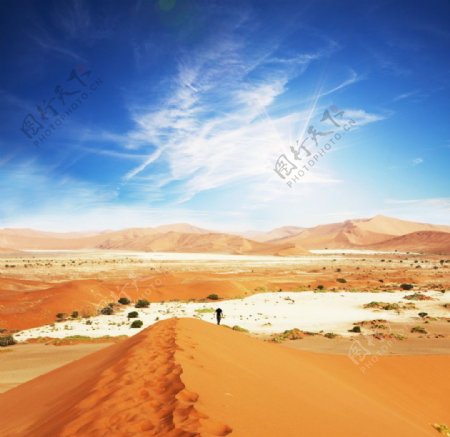 蓝天白云沙漠沙丘图片