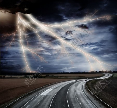 电闪雷鸣下的公路旷野图片