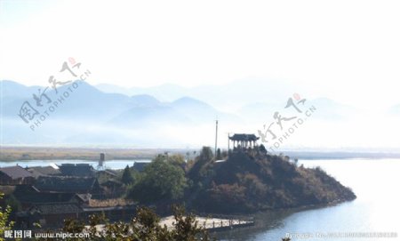 雾中泸沽湖图片