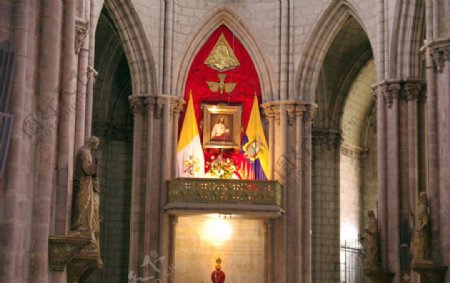 教堂内圣母祭坛图片