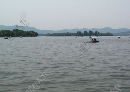 湖面上的小船图片