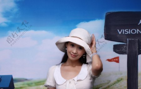 蒋婧白色帽子写真图片
