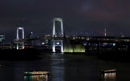 夜晚的彩虹大桥图片