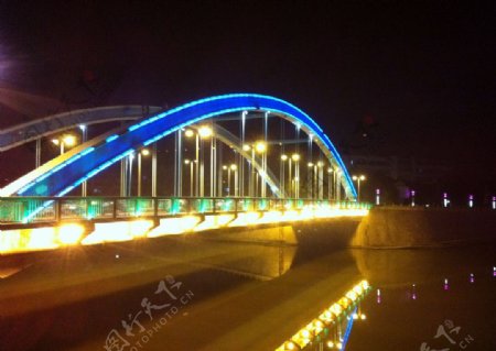 吊桥夜景图片
