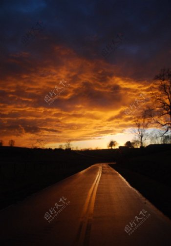 夕阳下的公路图片