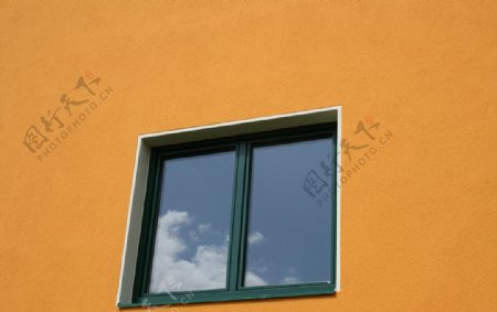 黄色墙中的窗户图片