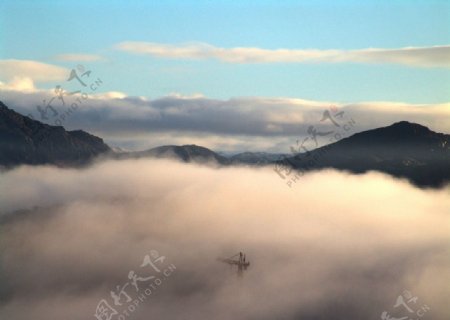 雾气缭绕的群山图片