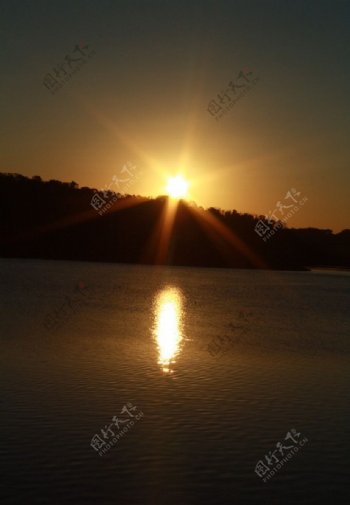 湖岸落日图片