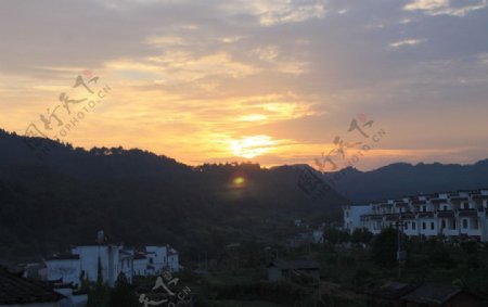 夕阳下的村庄图片